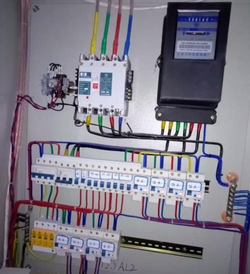 電路安裝保險絲，防止電路故障